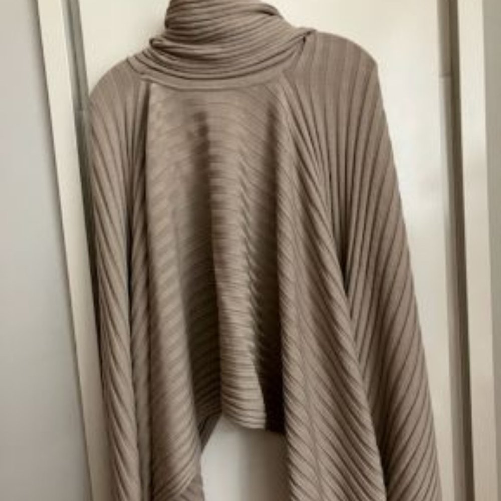 COS Cape - Picture 2 of 4